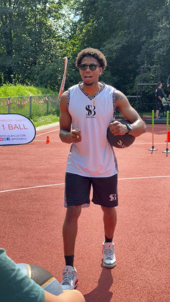 Yamill Wip win actie tijdens de workshops voor showcase basketball