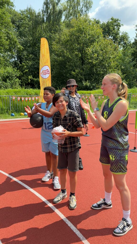 Kim Schrama in actie en aanmoedigen 3x3 toernooi Nimma Sportzomer in nijmege