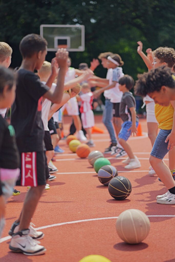 Kids in actie tijdens de workshop van Showcase Basketball op Nimma Sportzomer in nijmegen