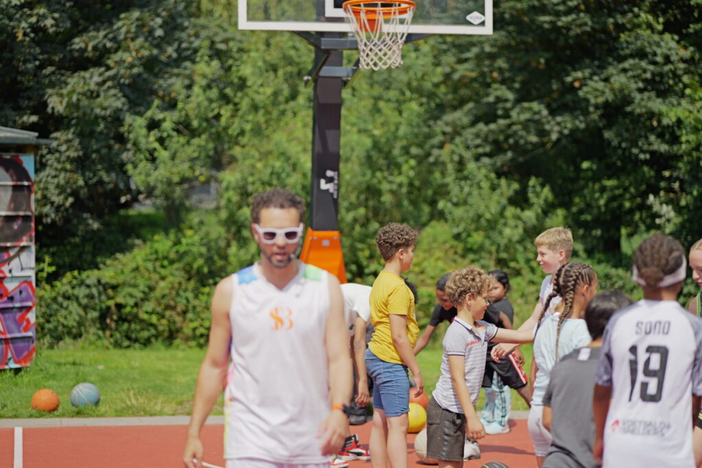 Galdino Haime van showcase basketball op een missie bij nimma sportzomer