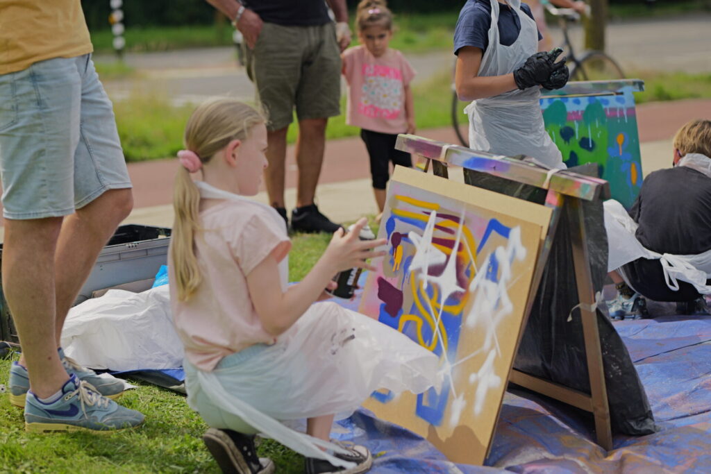 Grafitti spuiten tijdens Nimma Sportzomer in Nijmegen