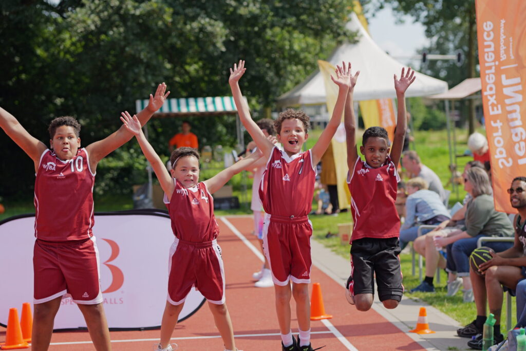 Kinderen dansen blij bij nimf sportzomer in nijmegen