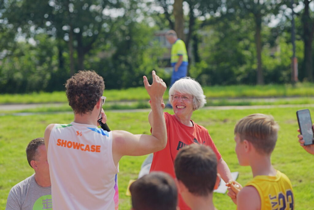 Galdino Haime van Showcase Basketball heeft interactie tijdens nimf sportzomer in nijmegen