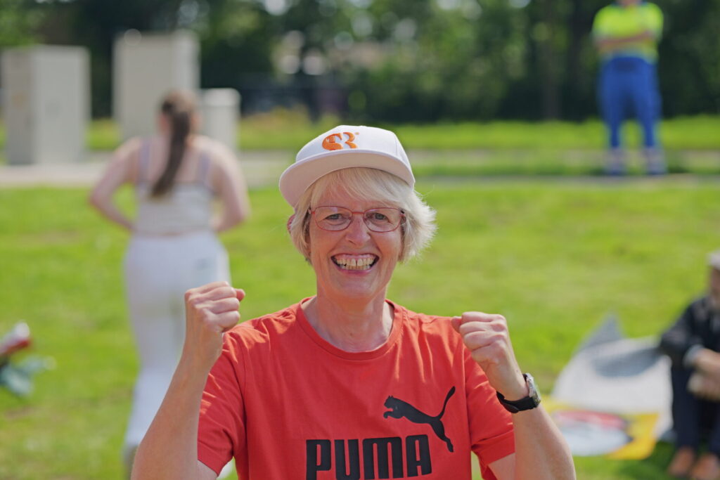 Deze mevrouw weet van wanten tijdens de nimma sportzomer in nijmegen