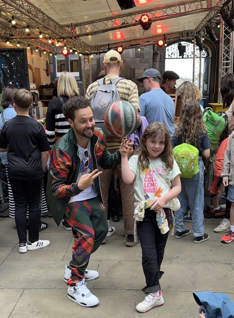 Showcase Basketball deelt passie op fringe festival 2024